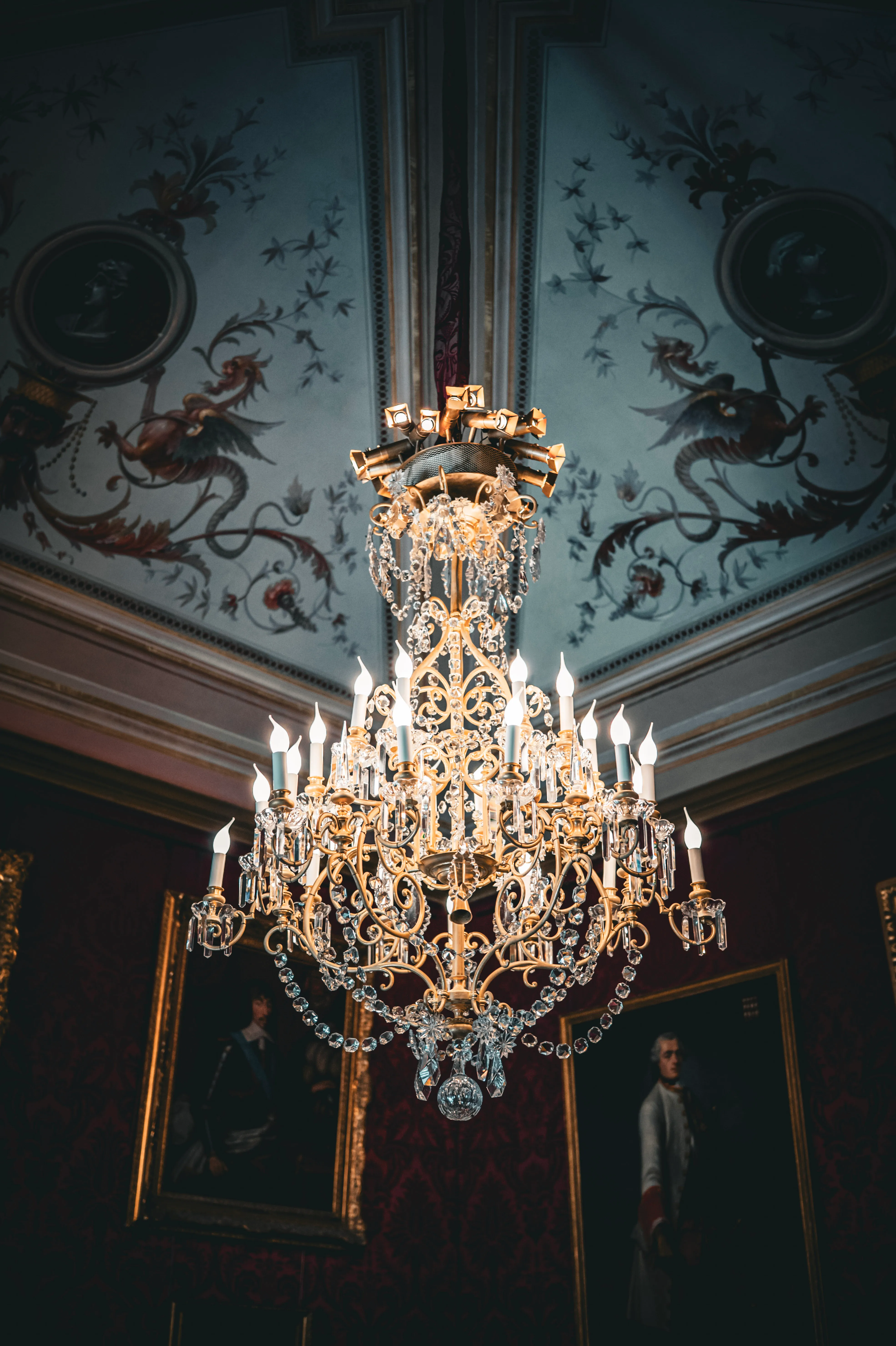 Lustre de cristal et fresques