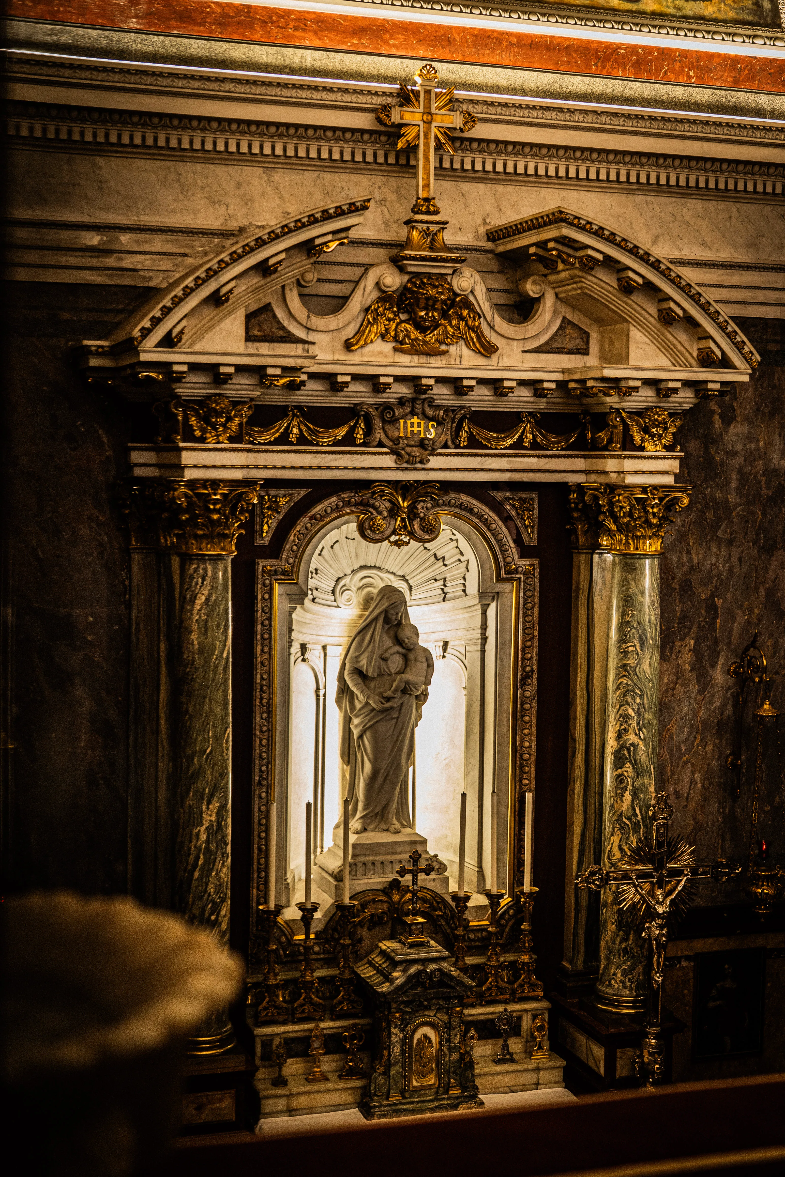 Vierge à l'Enfant sous la croix dorée