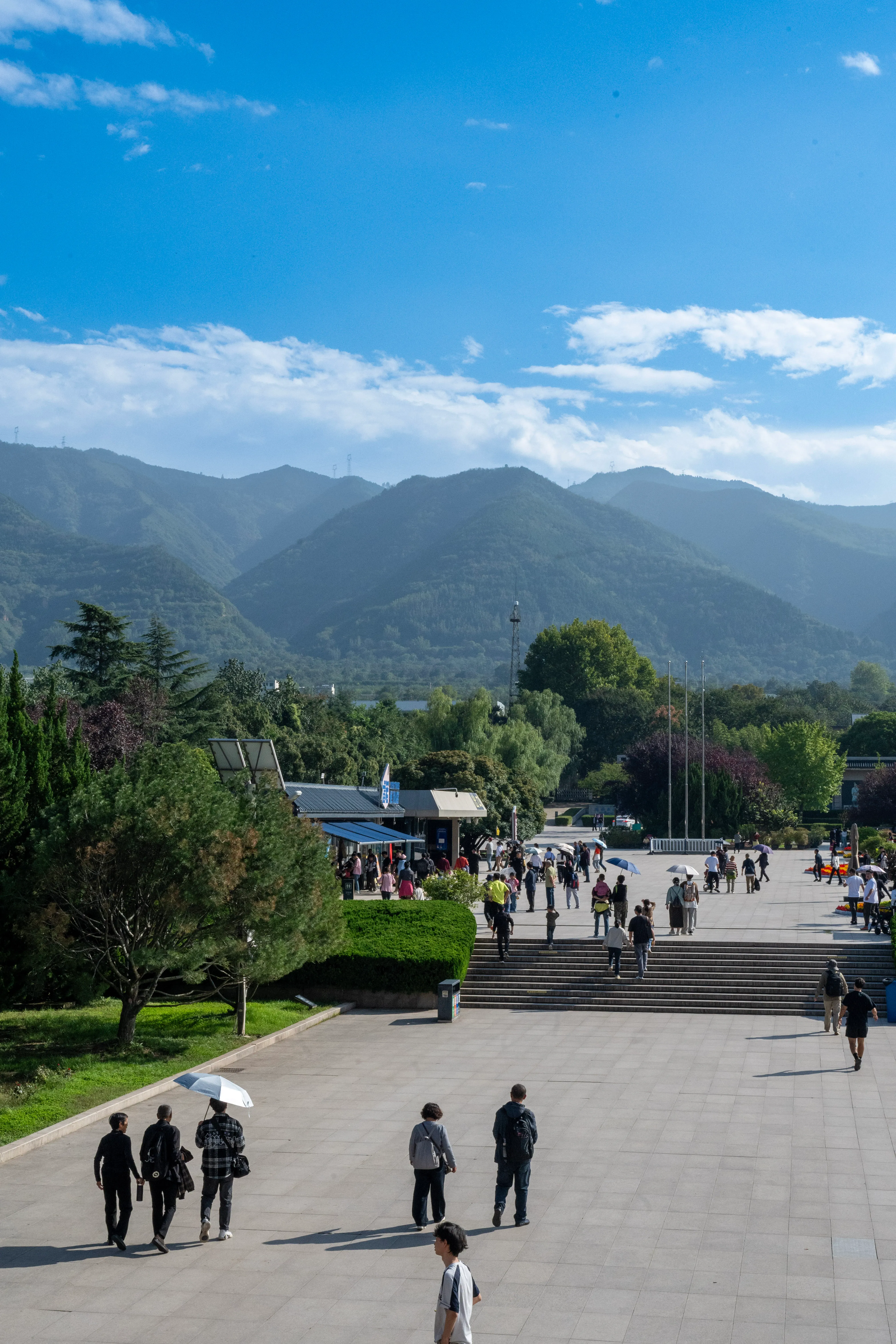Grand escalier vers les montagnes