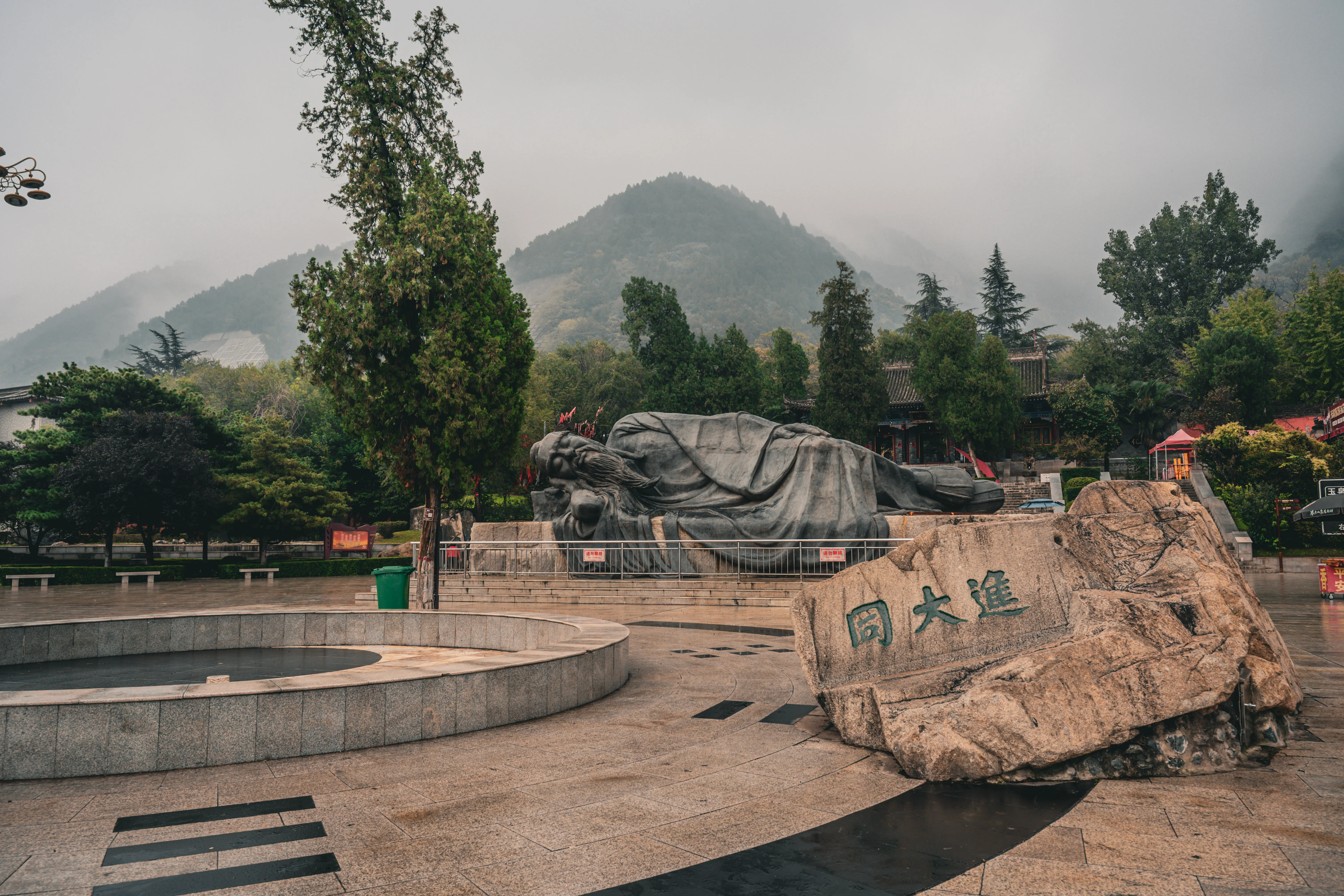 Statue endormie dans la brume
