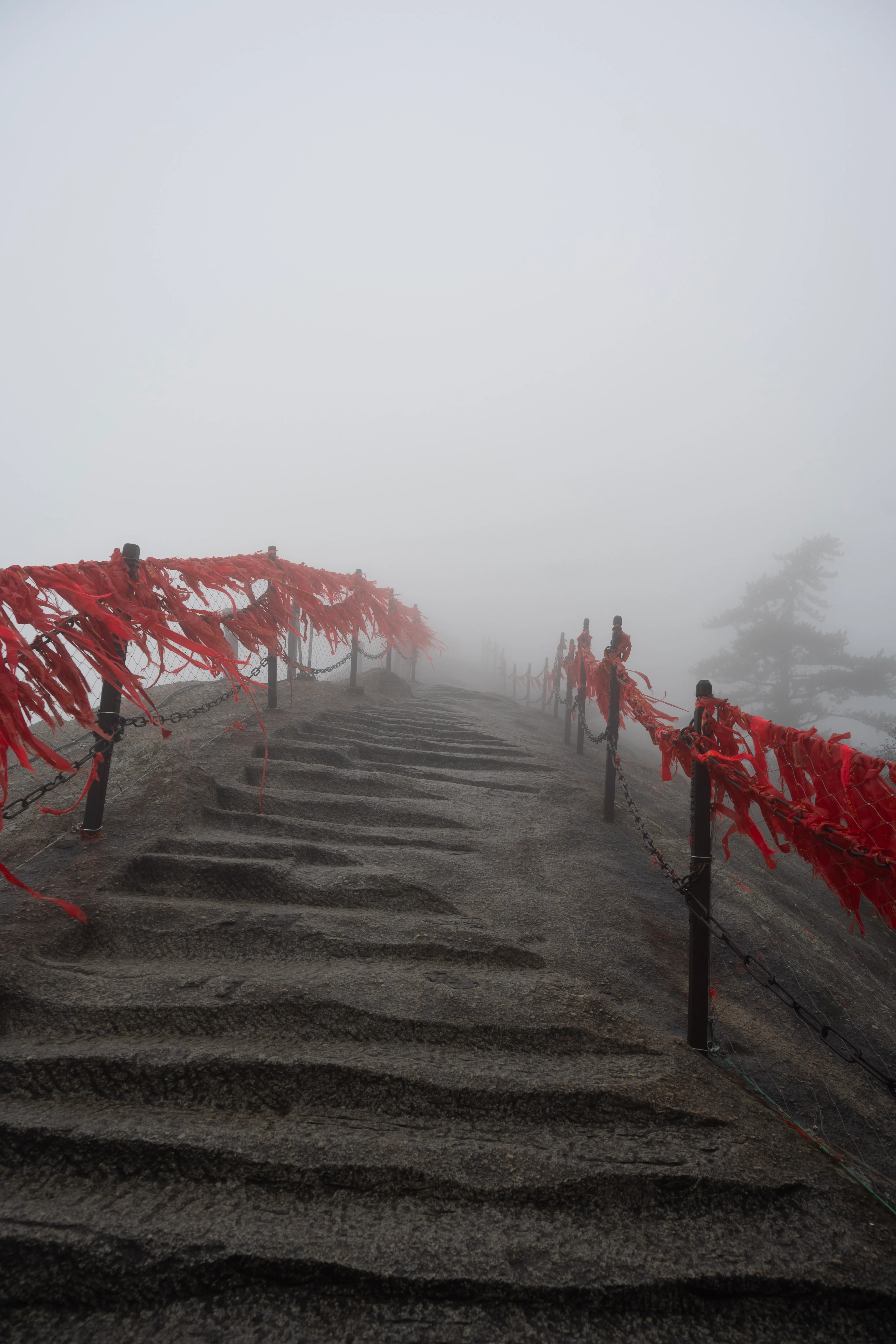 Escalier de pierre dans la brume
