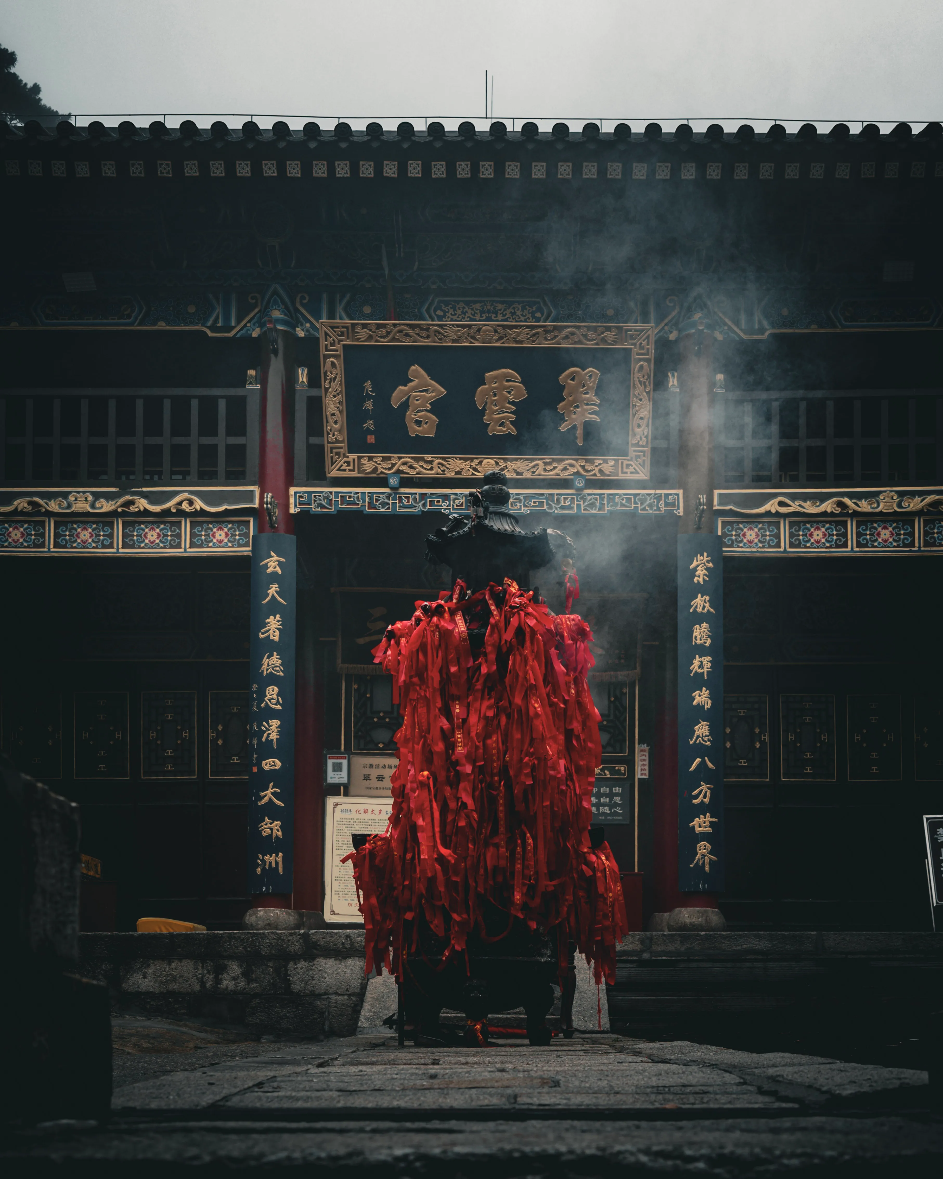 Temple Cuiyun Gong voilé de brume