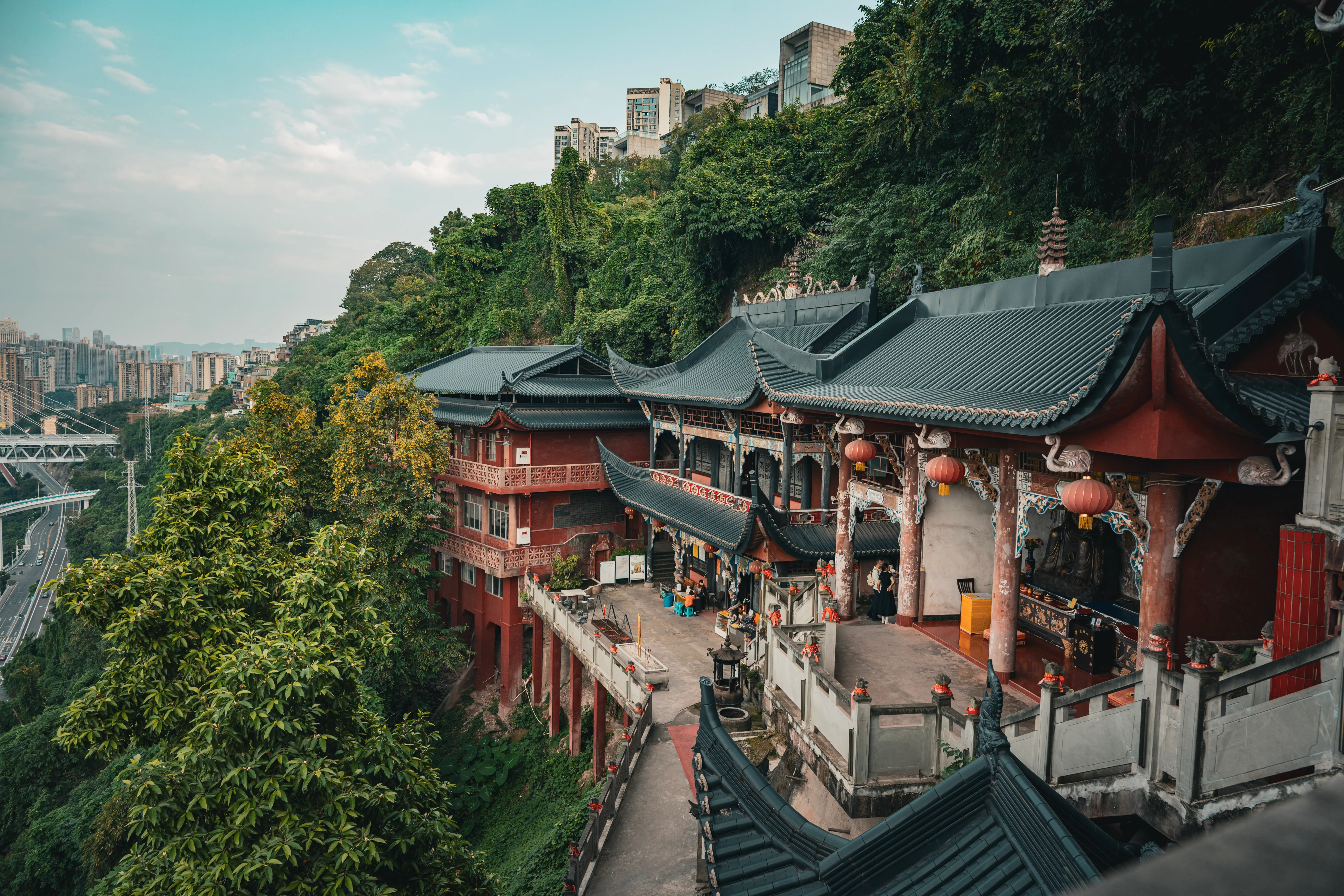 Le temple de Longyin surplombant Chongqing