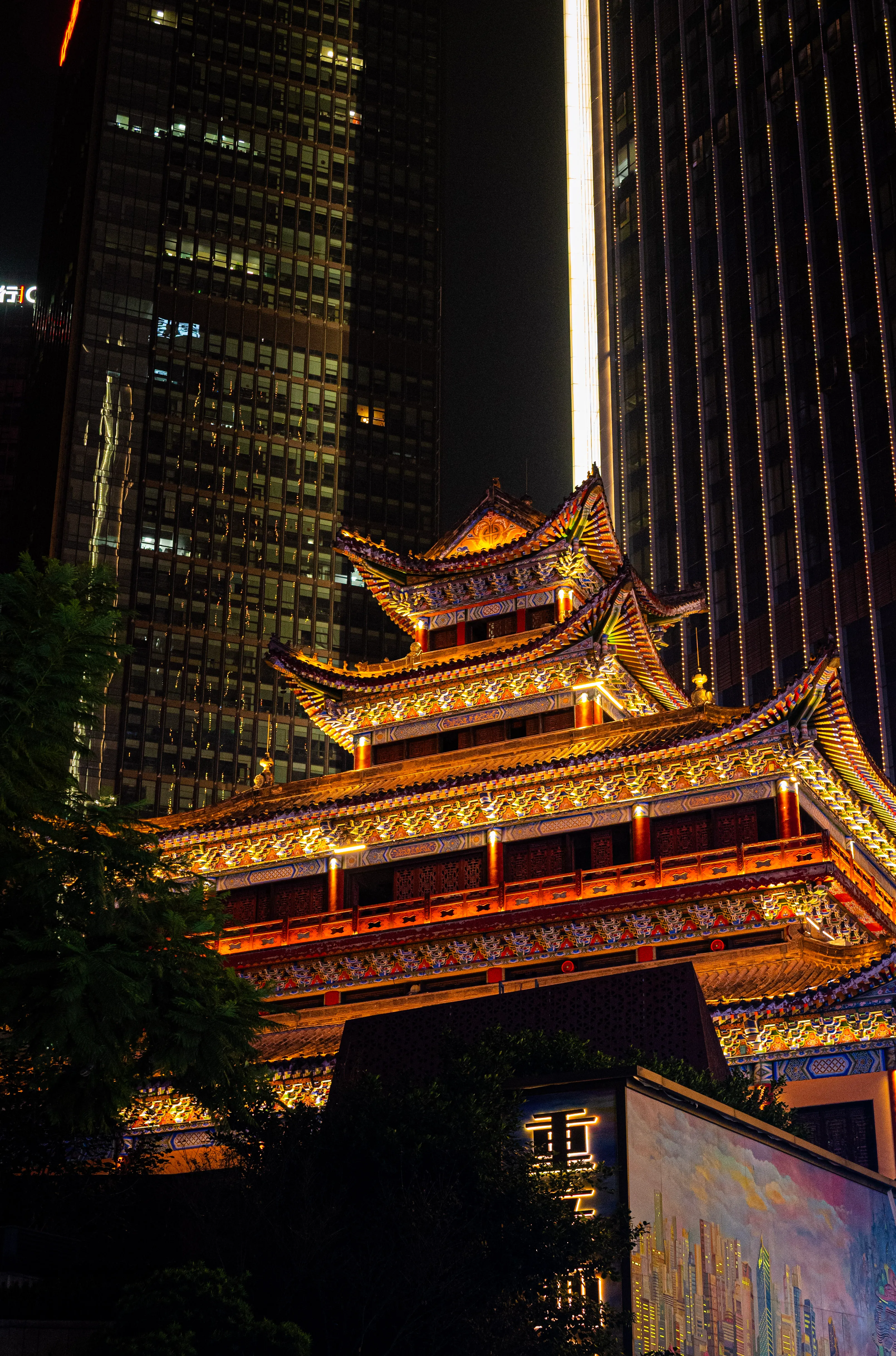 Tour ancienne dans la nuit de Chongqing