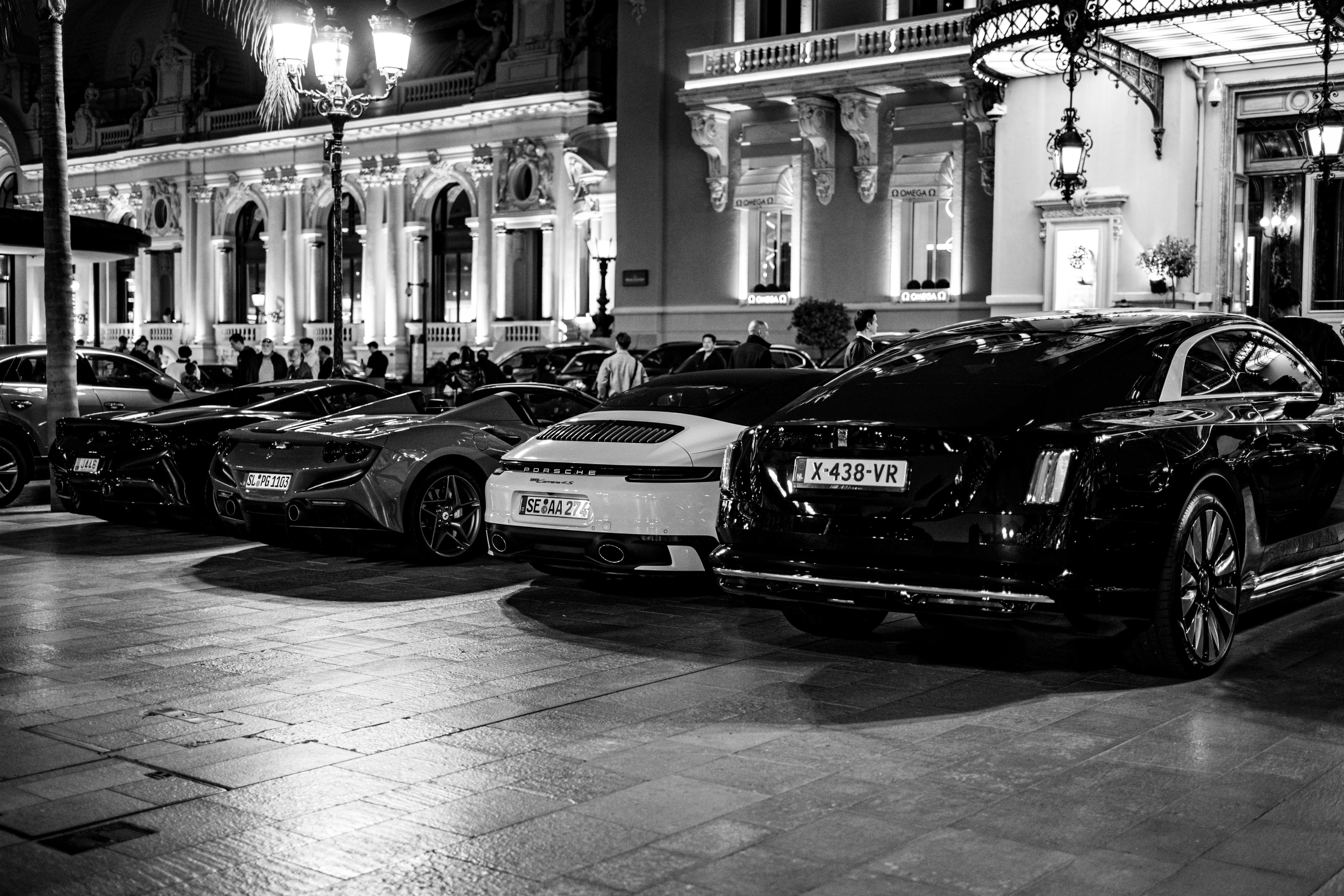 Voitures de collection alignées devant le Casino de Monte-Carlo