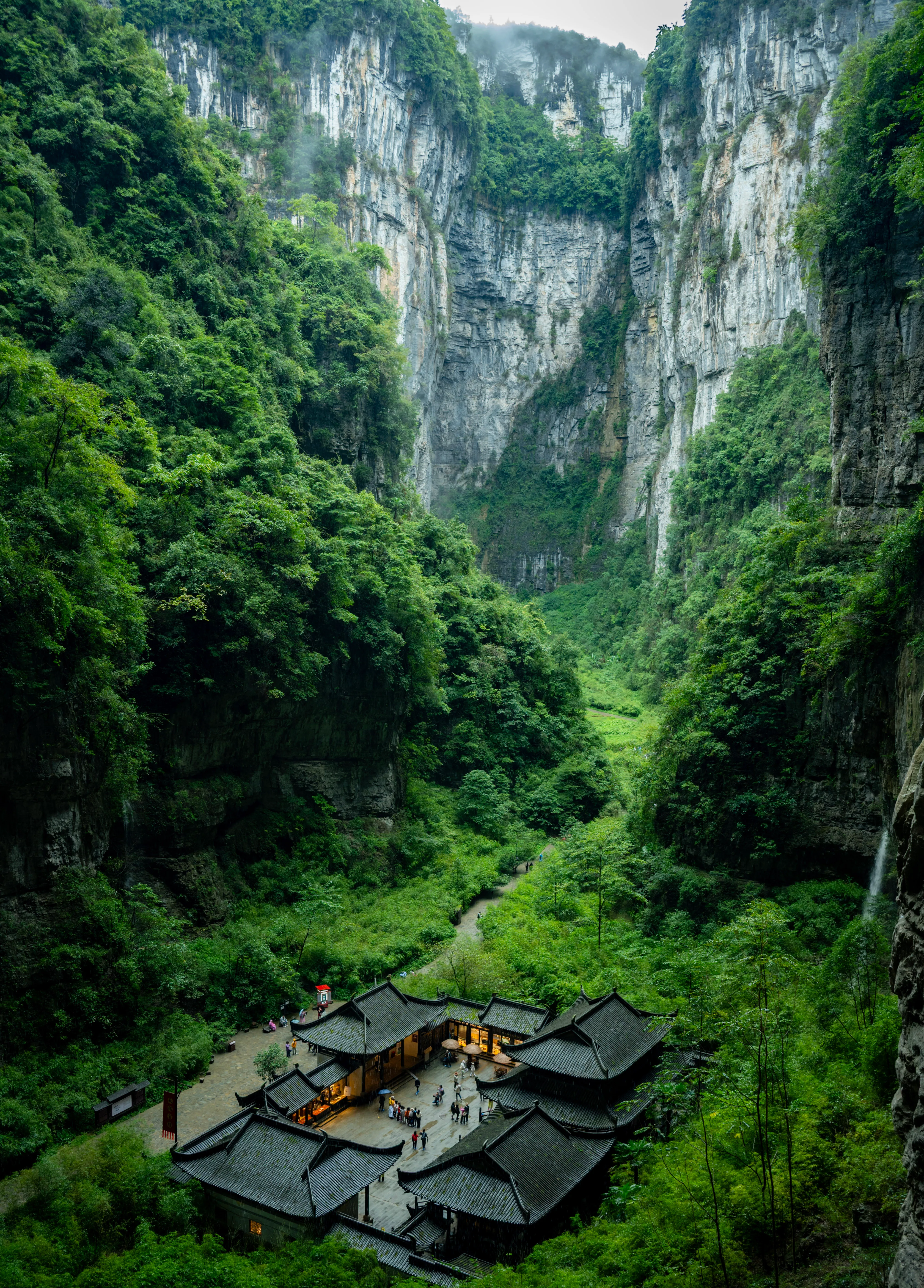 Gorges karstiques et petit temple