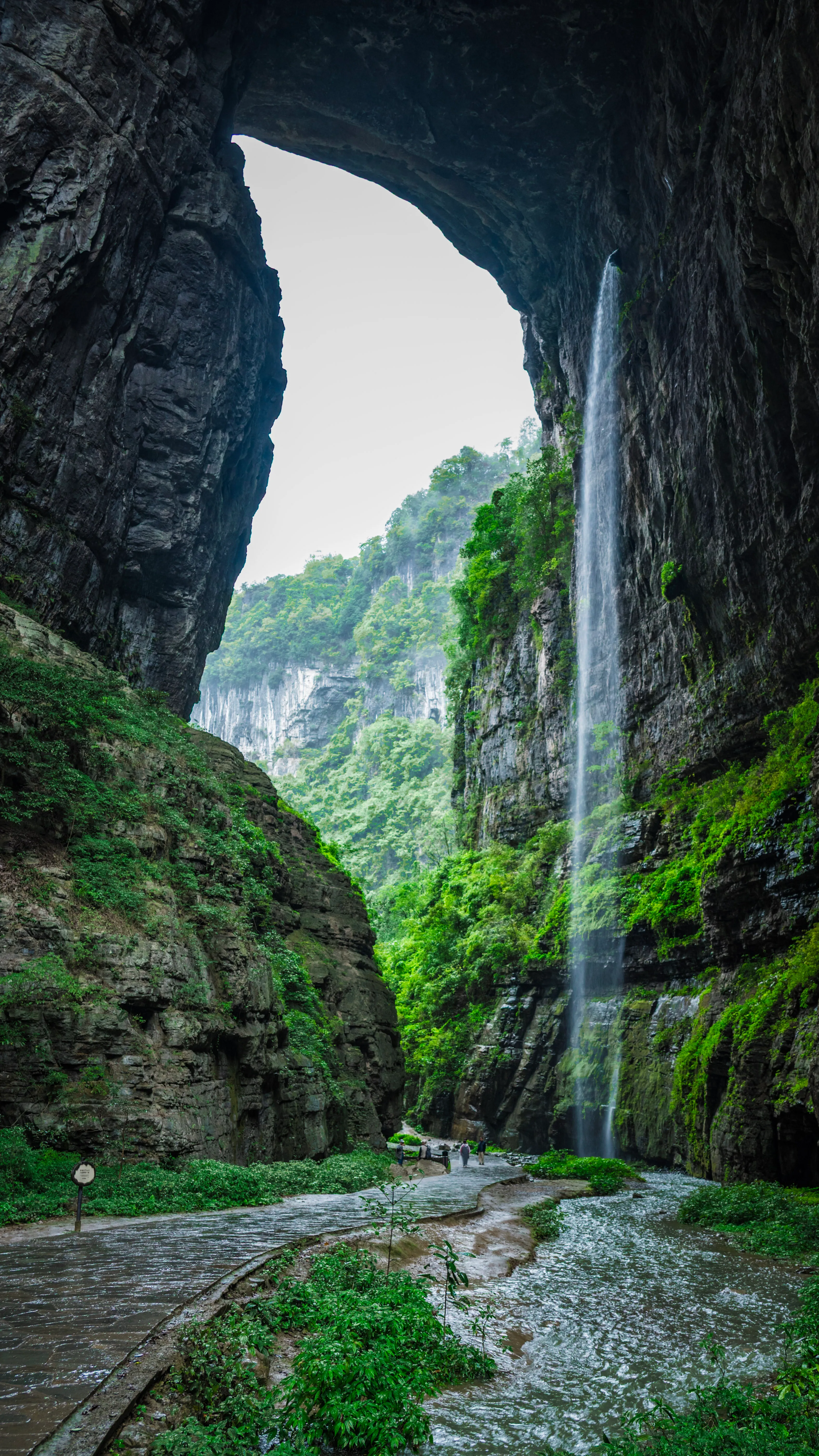 Cascade sous l'arche naturelle