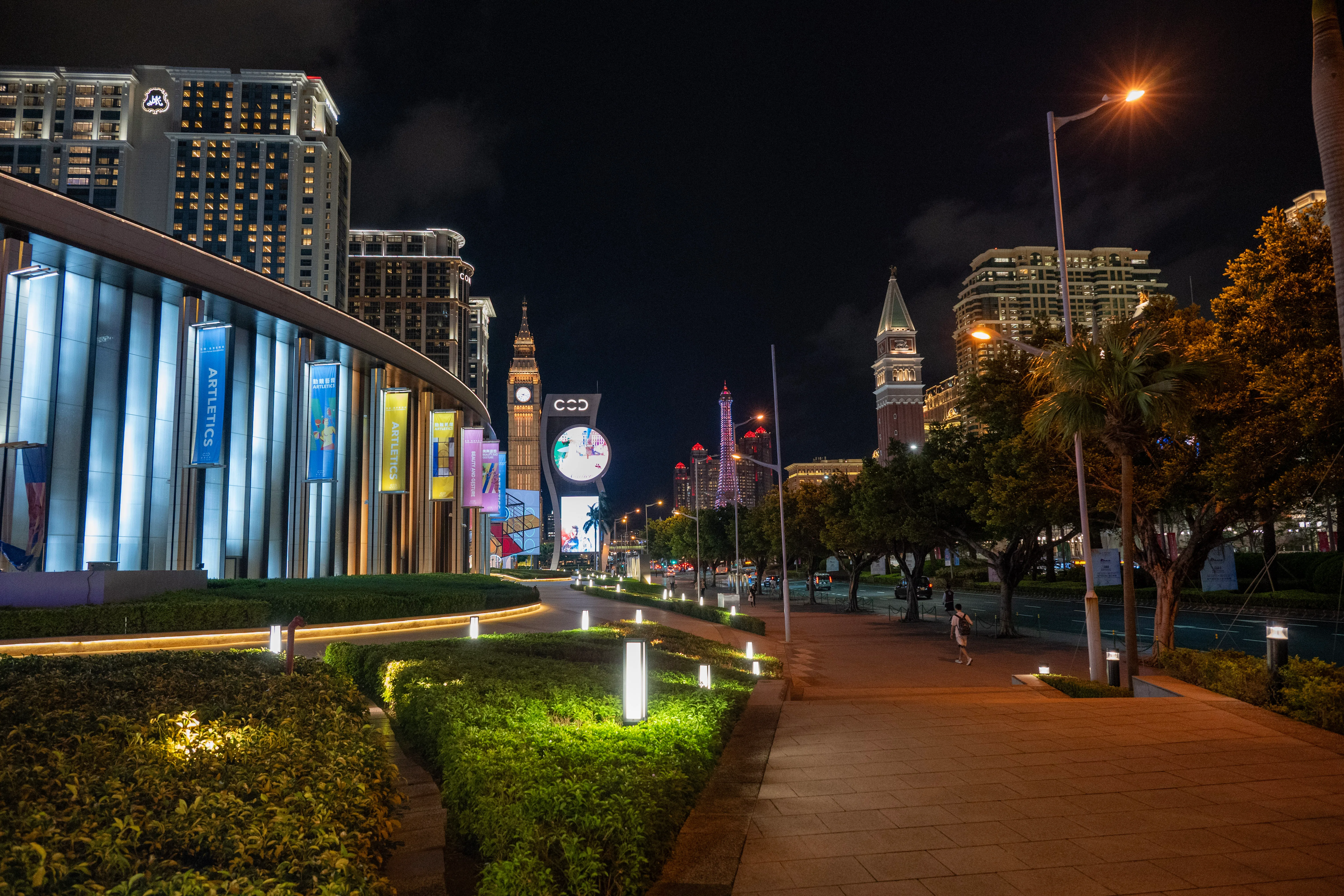 Le Cotai illuminé la nuit, répliques du Big Ben et de Venise