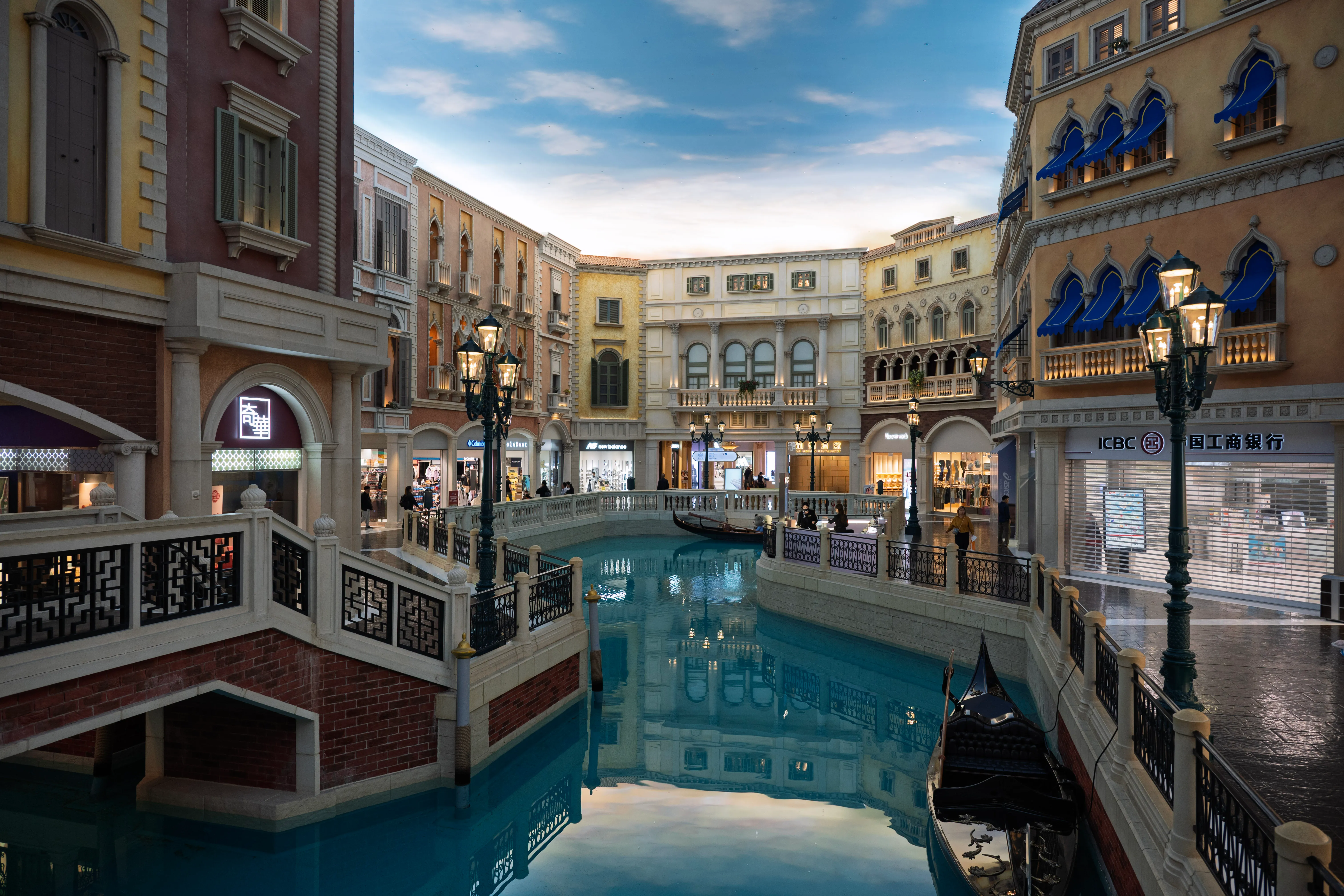Le canal du Venetian : un ciel qui ne bougera jamais. Une gondole glissant sur un canal intérieur sous un ciel peint