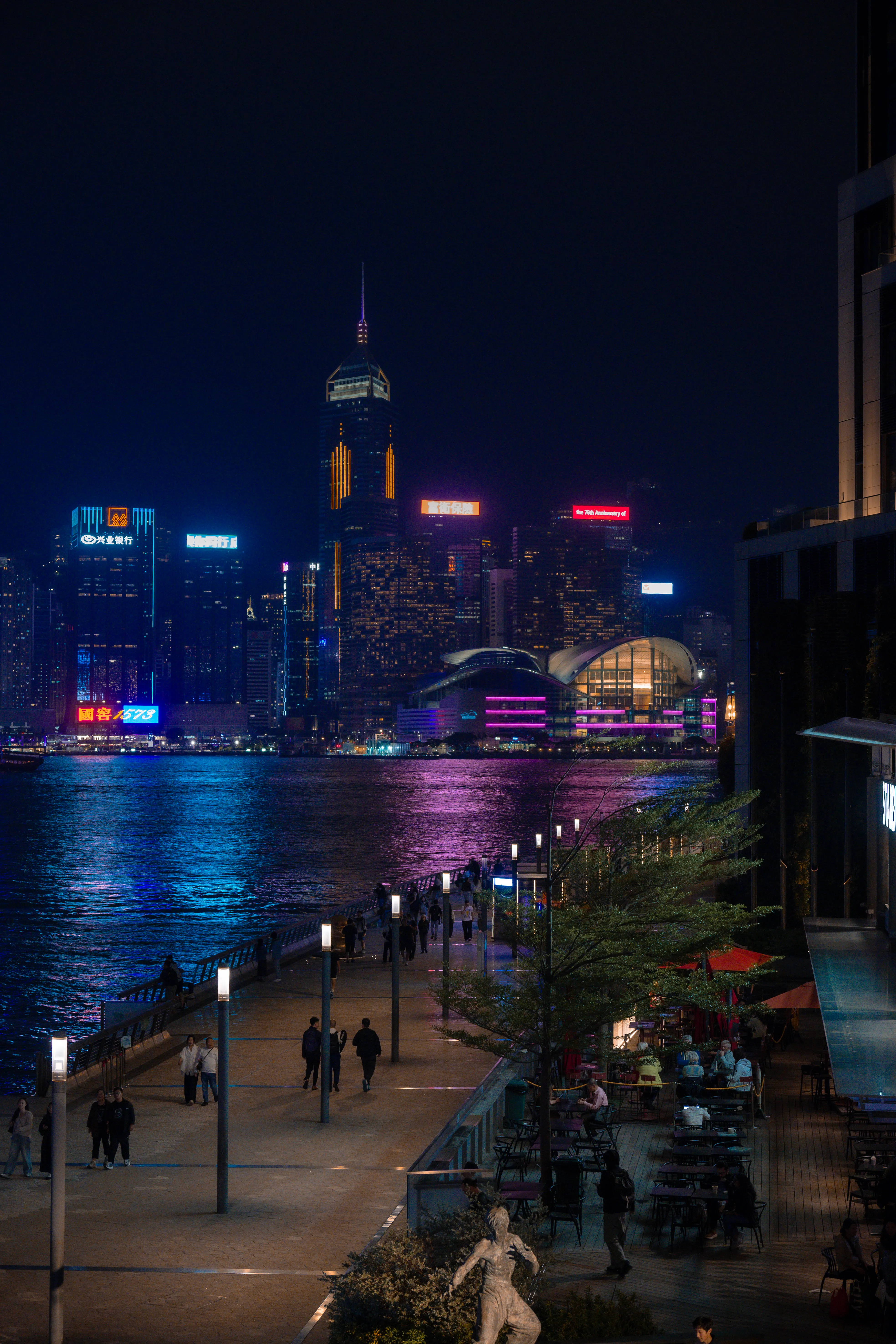 Les gratte-ciel de Hong Kong illuminés autour de Victoria Harbour à la nuit tombée