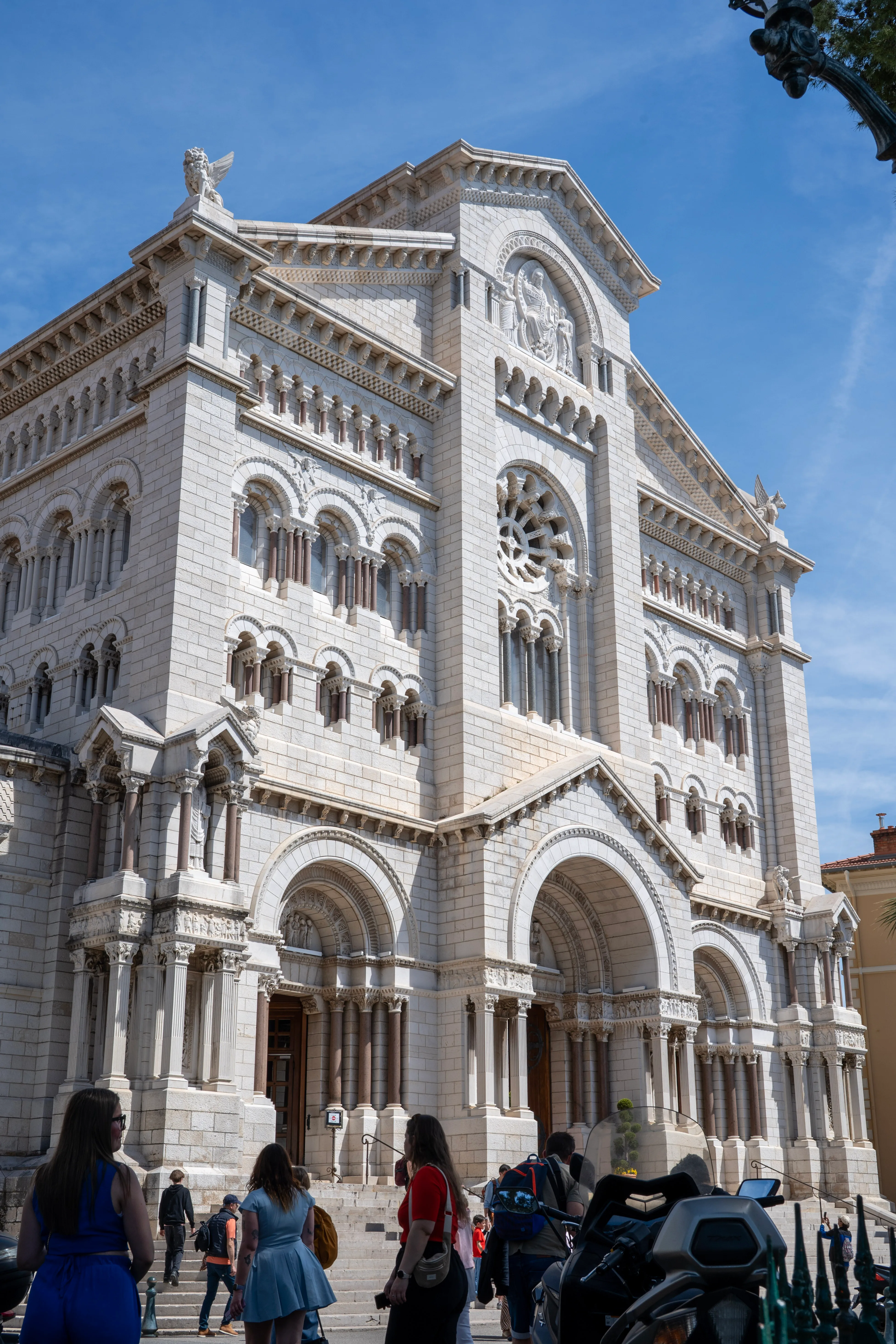 La cathédrale reçoit le plein soleil sans hausser la voix. La pierre blanche de la cathédrale, sculptée en arcs et rosaces sous le soleil
