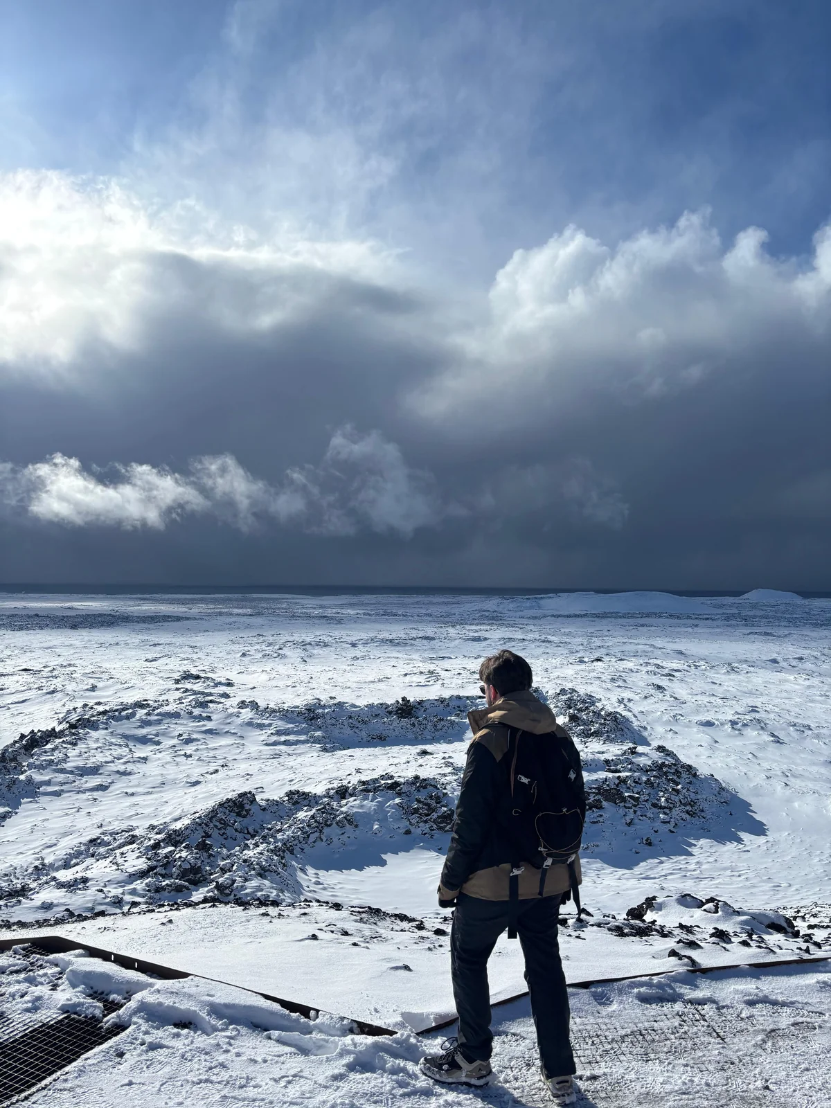Ruben Veloso Paulos en randonnée hivernale, de dos face à un paysage enneigé